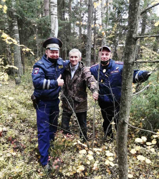 В Кировской области сотрудники ДПС спасли пенсионера, заблудившегося в лесу