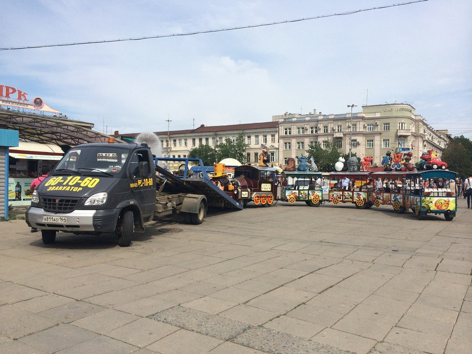 В Саратове сотрудники ГИБДД пытались эвакуировать детский паровозик (ФОТО)