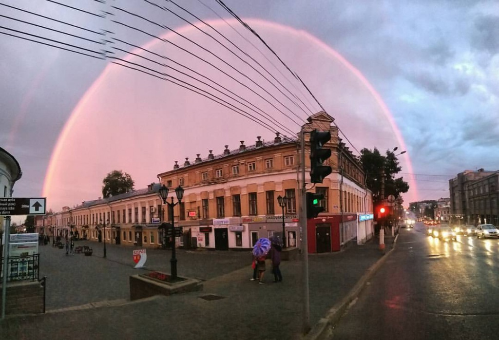 В День города над Кировом раскинулась красная радуга