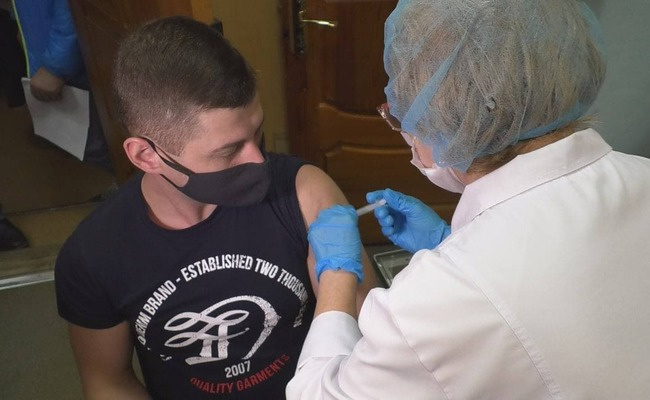 «Поддержал коллег». Директор АТП Денис Пырлог поставил прививку от коронавируса