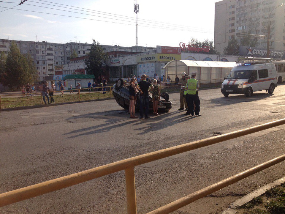 В Кирове на площади Конева перевернулся «ВАЗ-2114»