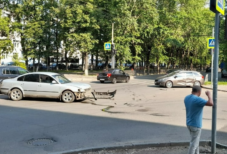 Перекресток октябрьская. Авария на розы Люксембург. Перекрёсток Октябрьский просп фото. Перекресток Октябрьского и труда Киров. На перекрестке Ленина и розы Люксембург сбили.