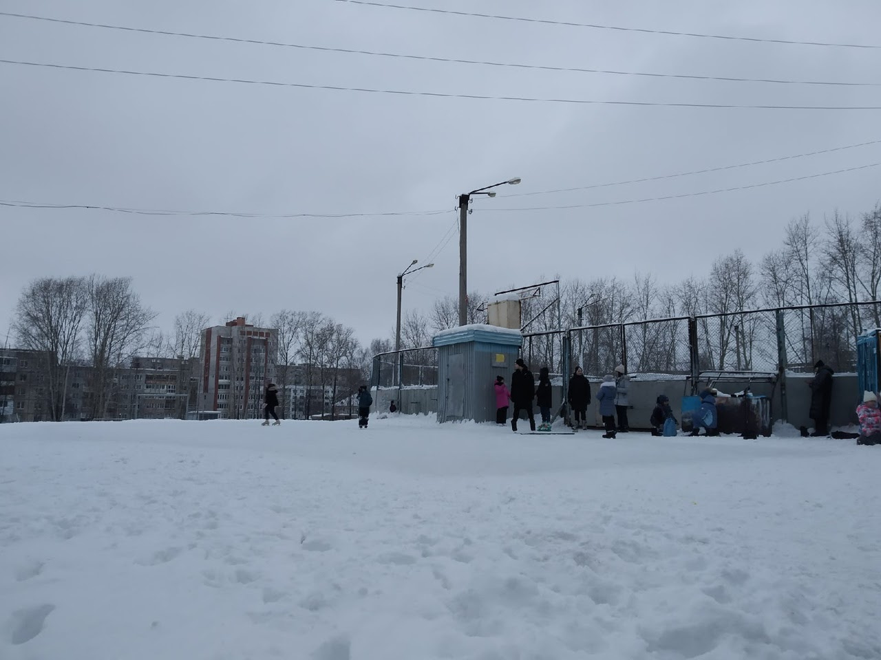 Прокат коньков, продажа выпечки и неочищенные площадки: как содержат городские катки в Кирове