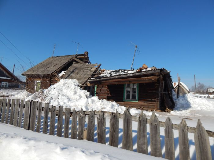 В Омутнинске под тяжестью снега и льда провалилась крыша жилого дома