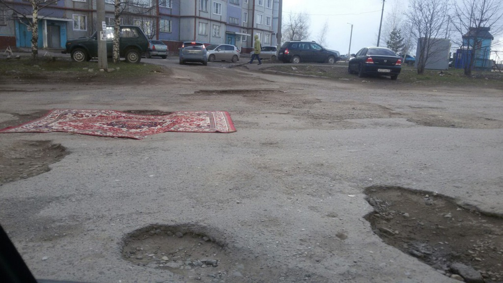 Фото дня: дорогу на улице Упита отремонтировали ковром