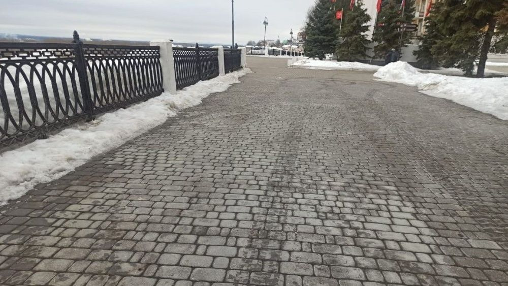 Кировские парки и скверы очищают от снега