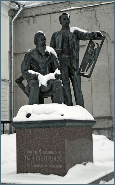 Памятник Васнецовым в Кирове стал популярнее благодаря снежному коту