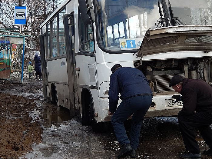 В Омутнинске автобус провалился в глиняную яму