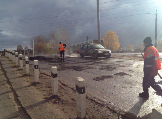 Дорогу у «горбатого» переезда в Нововятске ремонтировали в дождь