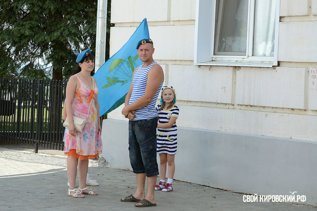 В Кирове гуляют «голубые береты». Фоторепортаж и немного сантиментов
