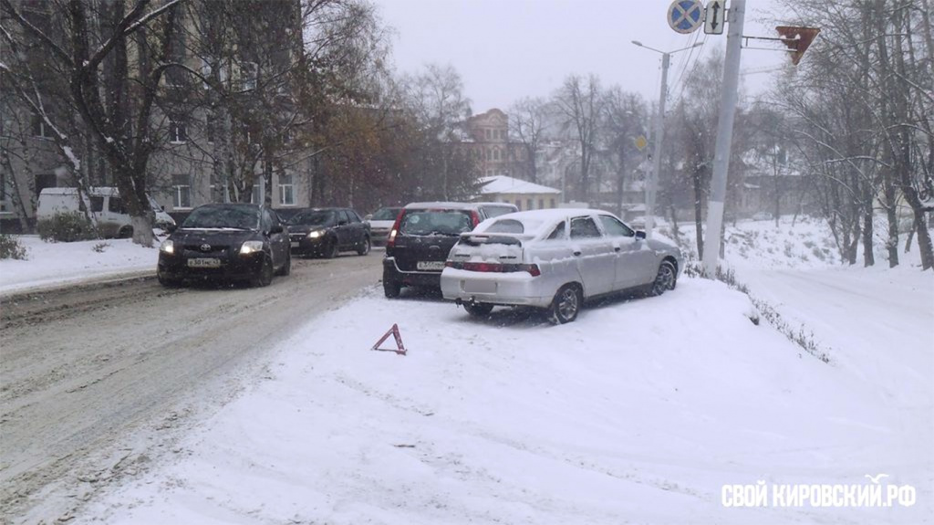 В Кирове столкнувшиеся автомобили образовали затор на Казанской (ФОТО)