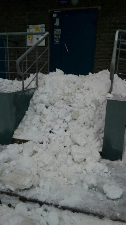 В центре Кирова на подъезд жилого дома рухнула глыба снега (ФОТО)