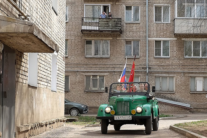 Участнику Великой Отечественной Войны устроили концерт под окнами квартиры
