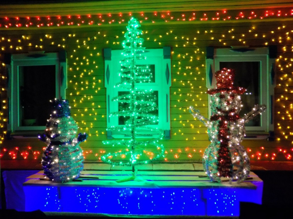 Житель Котельнича украсил свой дом в американском рождественском стиле