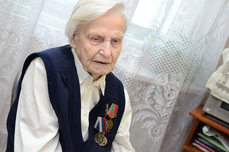 Губернатор Кировской области поздравил кировчанку-долгожительницу с юбилеем