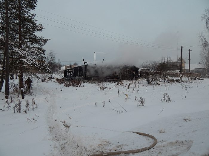 Сегодня ночью в Омутнинске пьяная компания спалила дом (ФОТО)