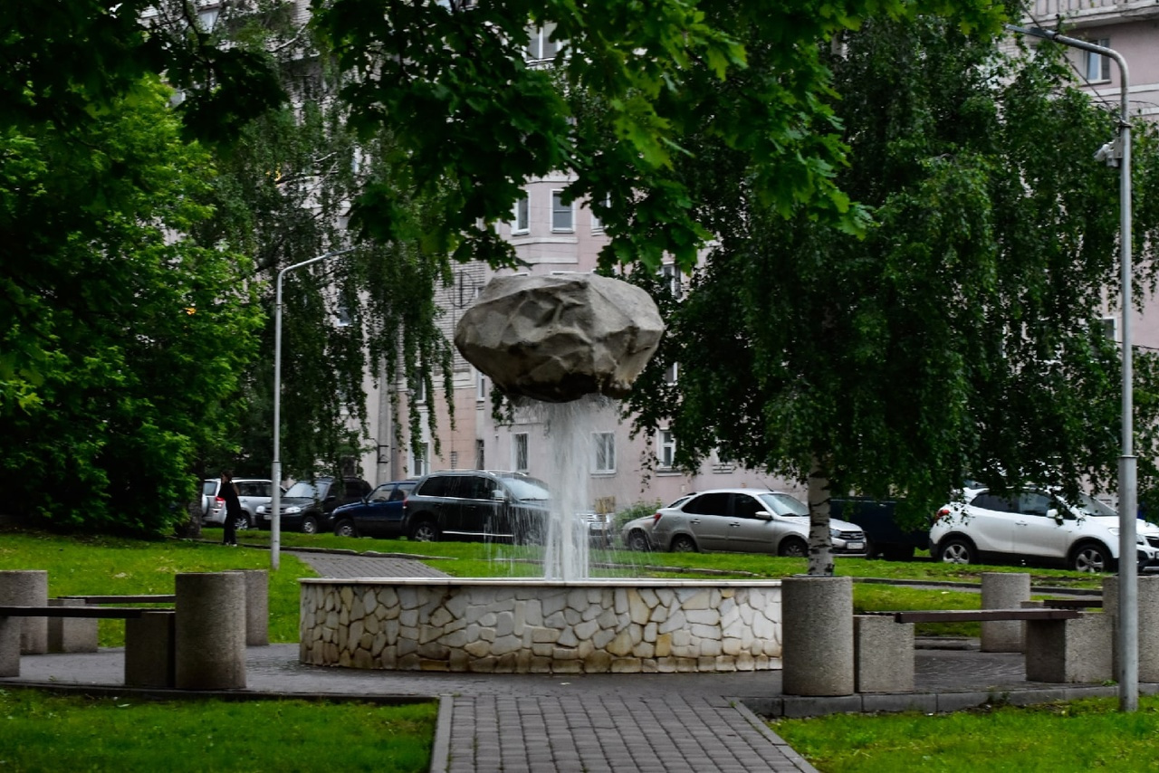 В Кирове рядом с фонтаном «Парящий камень» установили фигурку кикиморы