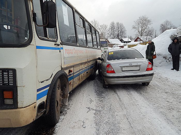 В Омутнинске «ПАЗик» вылетел из ледяной колеи и врезался в другой «ПАЗик»