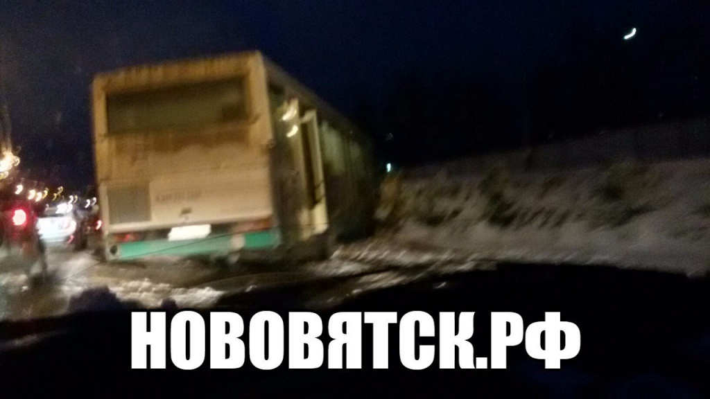 В Корчемкино, после  удара со встречным «Ниссаном», уехал в кювет автобус
