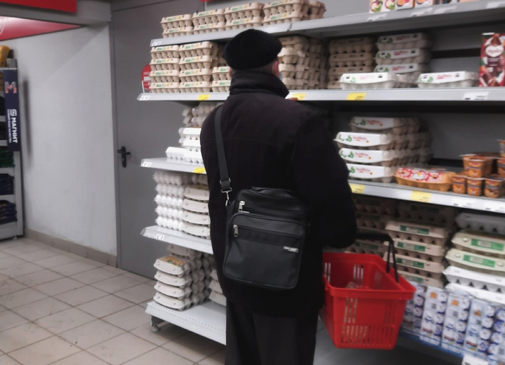 Среди товаров. Покупка продуктов. Самые популярные продукты. Среди своих магазин. Купить по акции.