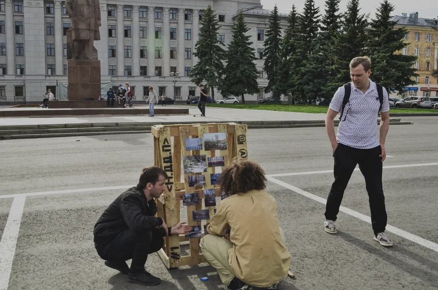 «На искусство не нужно спрашивать разрешения». Кировчанина, организовавшего фотовыставку городской разрухи, вызвали в полицию