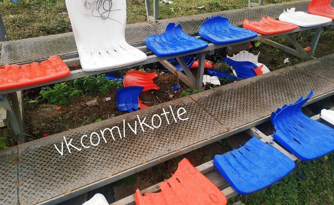 На стадионе в Котельниче вандалы сломали пластиковые сиденья