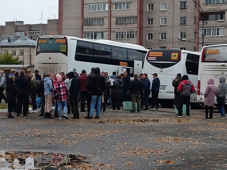 Мобилизованные слухи на местах. Мобилизованные Киров. Колонна автобусов. Мобилизация Киров. Вольск мобилизация.