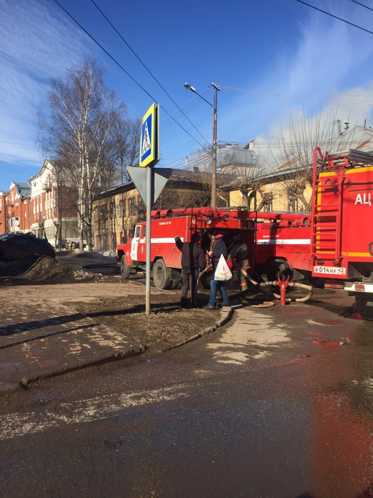 Прямо сейчас в центре Кирова горит жилой дом (ФОТО+ВИДЕО)