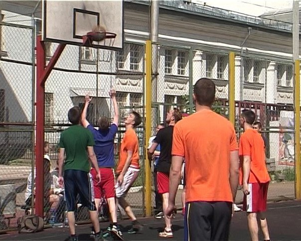 Кировские баскетболисты открыли стритбольный сезон, воспитанники вятского футбола отличились по итогам сезона ФНЛ и другие спортивные итоги дня