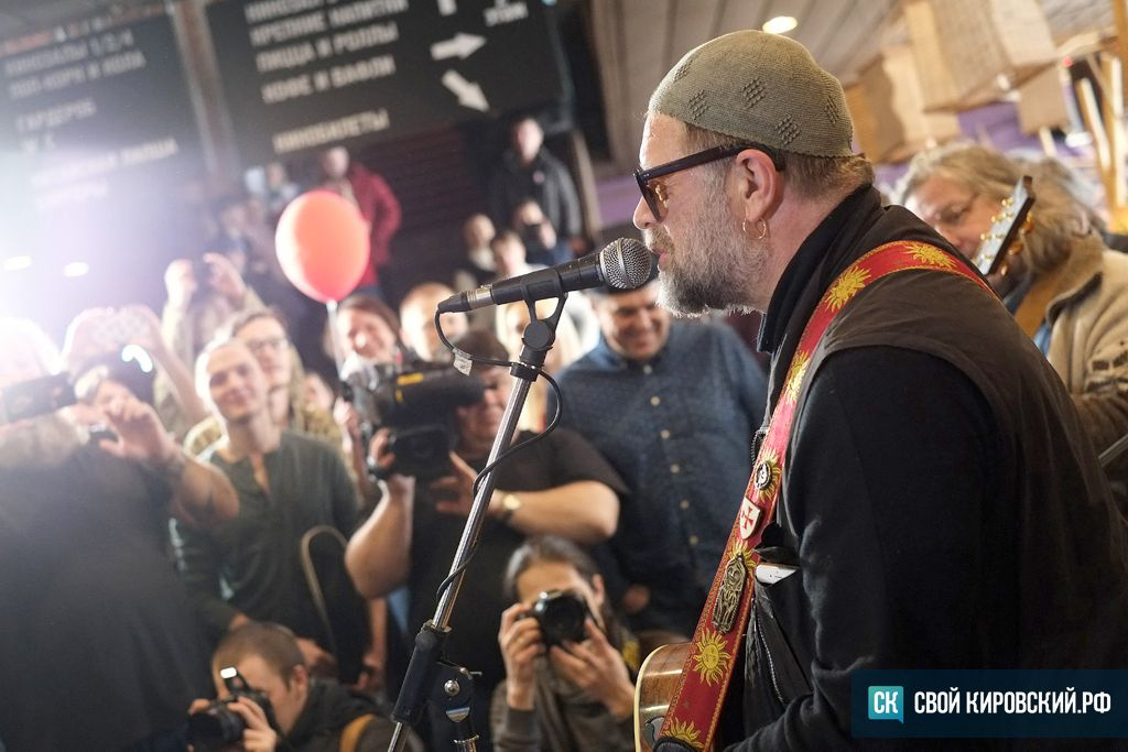 Борис Гребенщиков устроил бесплатный мини-концерт в Кирове