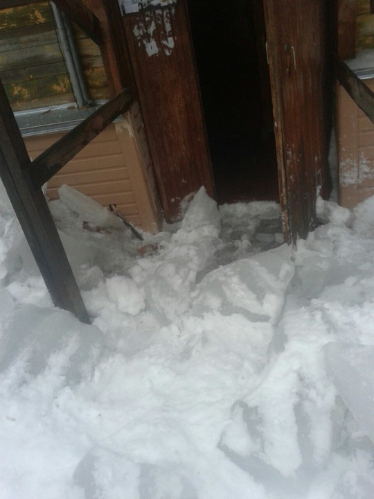 В центре Кирова с крыши вместе со снегом упало металлическое ограждение (ФОТО)