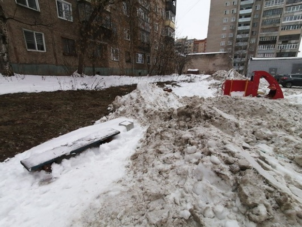 Не чистят снег во дворе. Места для складирования снега во дворах. Уборка снега во дворах. Пятиэтажка двор в снегу.