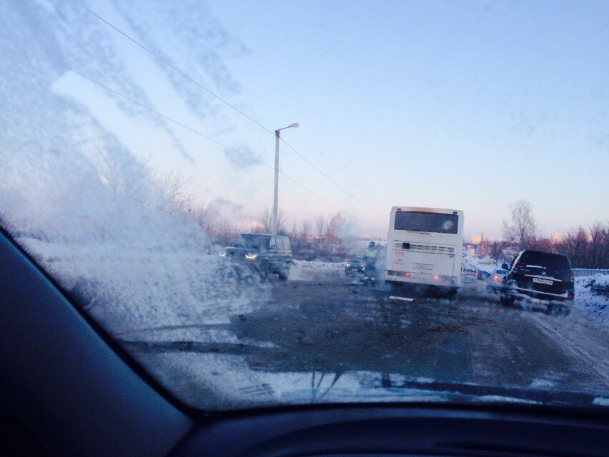 Сегодня в Кирове столкнулись пассажирский автобус и легковушка