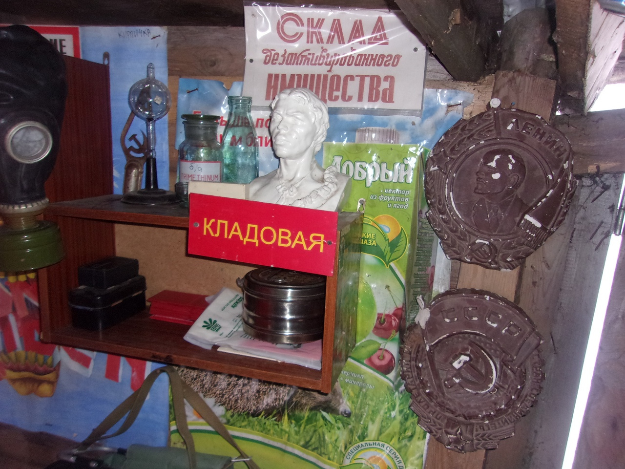 «Я даю этим вещам вторую жизнь»: кировчанин создал музей СССР у себя во дворе