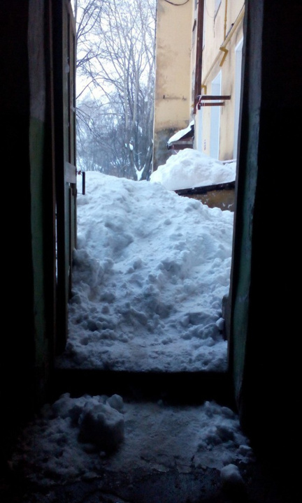 В Кирове коммунальщики засыпали снегом жилой подъезд