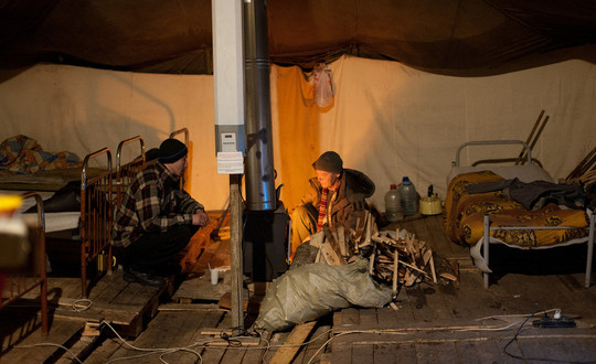 Ночлег в палатке с печкой: комфортная и уютная ночь на природе