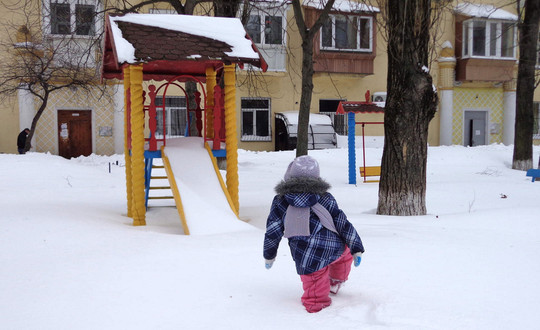 ТСЖ складирует снег на детскую площадку