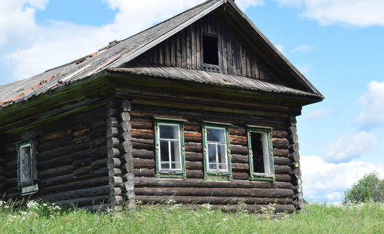 Сделанная из бревен изба