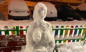 Жители Нижневартовска высмеивают новогодние скульптуры зайцев из снега