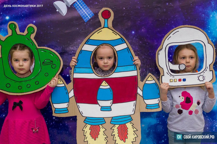 Фотозона день космонавтики шаблоны. Фотозона на день космонавтики в детском саду. Тантамарески ко Дню космонавтики. День космонавтики фотозона для детей. Тантамареска космос для детей.