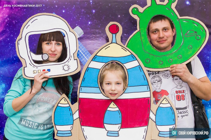 Шлем ко дню космонавтики. Шлем Космонавта для ребёнка. Шлем Космонавта детский картонный. Шлем Космонавта детский из картона. Космонавт для фотозоны.