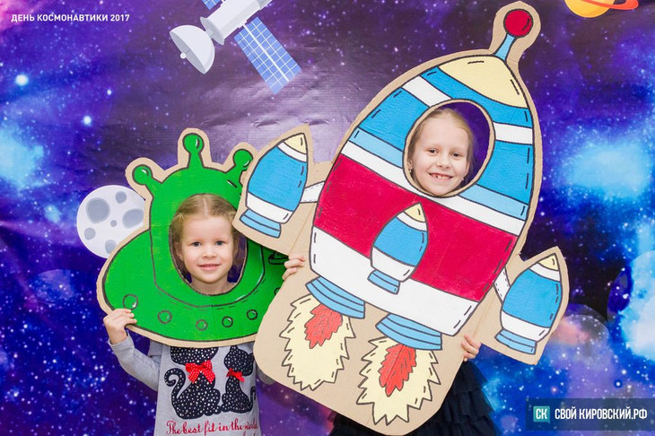Фотозона день космонавтики шаблоны. Фотозона Космическая для детей. Фотозоны космос для детей. Космонавт для детей фотозоны. Фотозона на день космонавтики в детском.