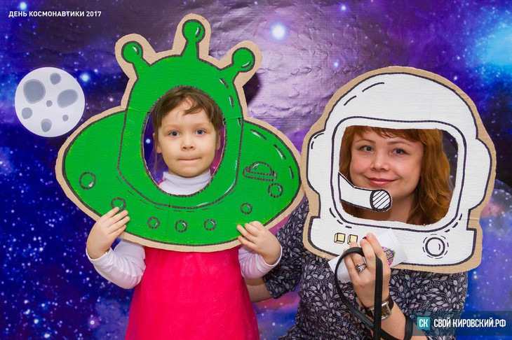 Фотозона день космонавтики шаблоны. Космический шлем для ребенка. Космическая фотозона. Фотозона ко Дню космонавтики. Фотозоны на день космонавтики в детском саду.