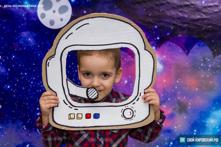 Фотозона день космонавтики шаблоны. Фотозона ко Дню космонавтики. Фотозона на день космонавтики в детском саду. Шлем Космонавта для фотозоны. День космонавтики фотозона для детей.