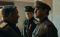 Август