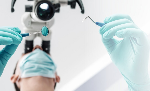 Лечение зубов под микроскопом: какие манипуляции проводятся с помощью нового оборудования