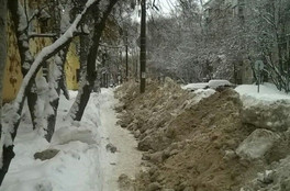 Горы снега на тротуарах улицы Короленко. А где ещё в Кирове такой беспредел?