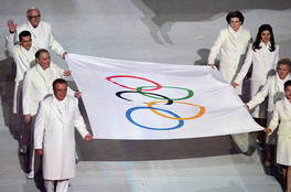 Вот новый поворот: может всем олимпийцам стоит выступать под флагом Олимпийских игр?