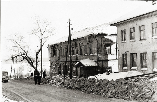 Улица, которую пощадило кировское градостроительство. Сравниваем исторические и современные виды Спасской