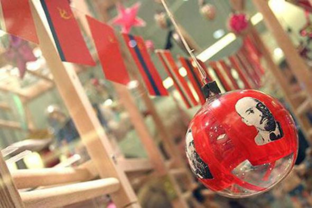 Часы из «Карнавальной ночи», Дед Мороз-железнодорожник и сосульки. Как украшали новогодние ёлки в СССР